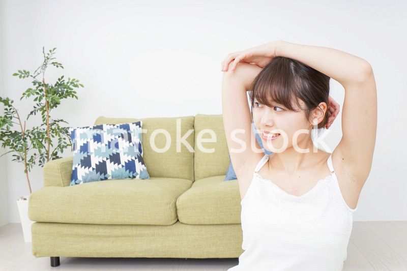 部屋でストレッチをする女性