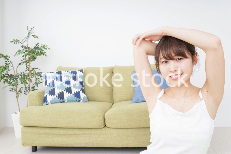 部屋でストレッチをする女性