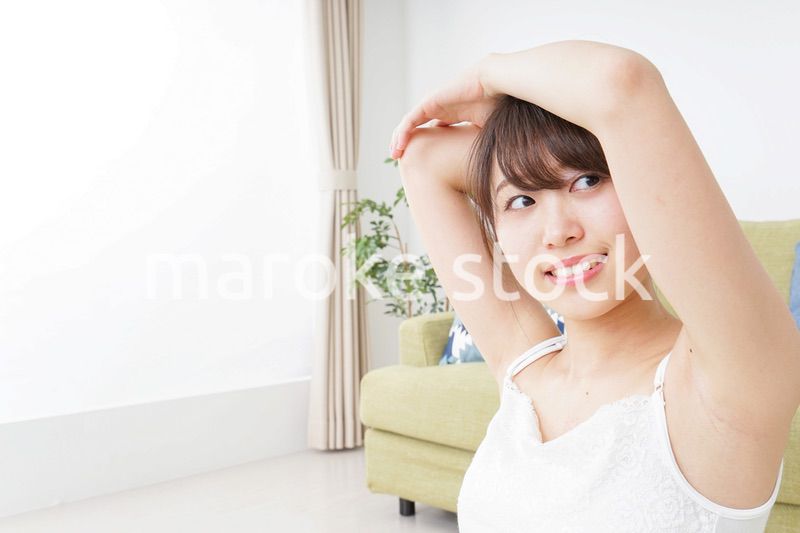 部屋でストレッチをする女性