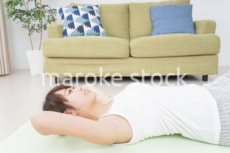 一人の時間を過ごす思春期の女性