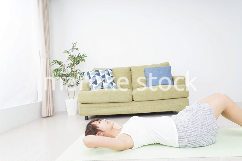 一人の時間を過ごす思春期の女性