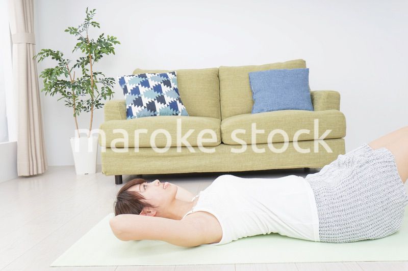 一人の時間を過ごす思春期の女性