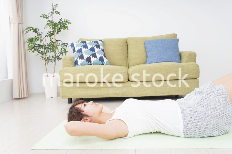 自宅でヨガをする女性