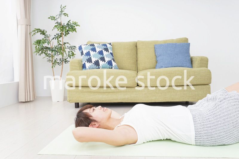 自宅でヨガをする女性