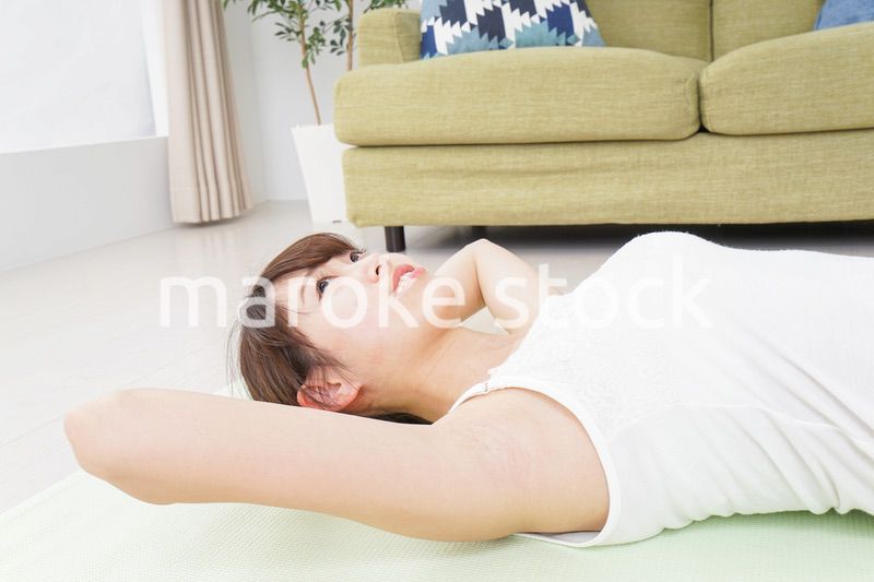 自宅でヨガをする女性