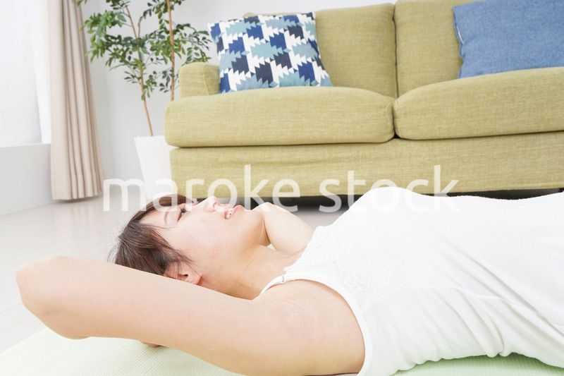 自宅でヨガをする女性