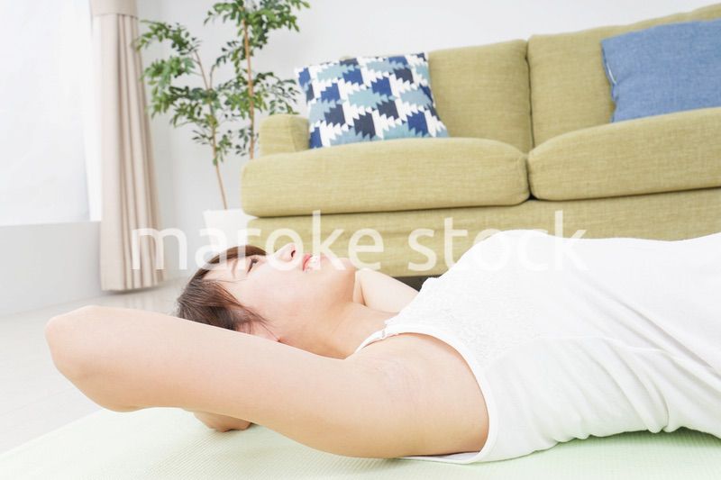 自宅でヨガをする女性