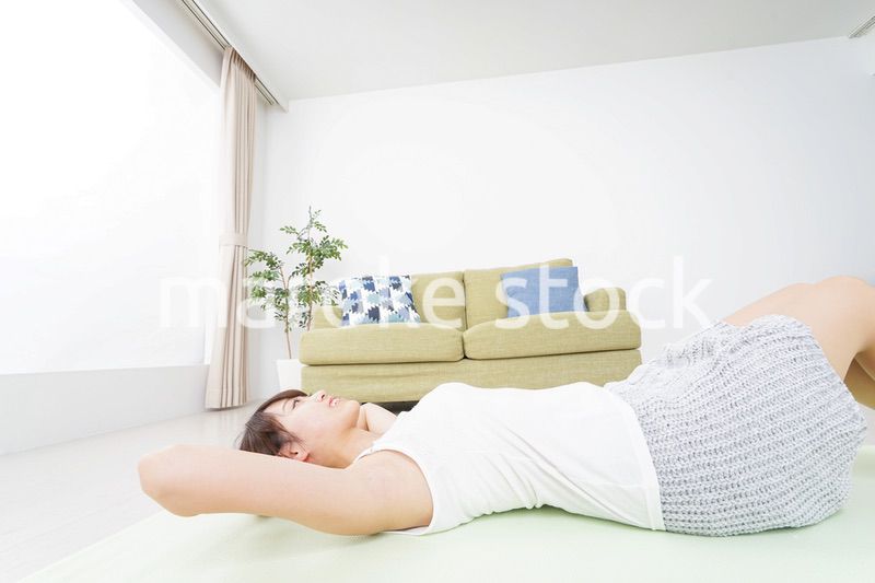 自宅でヨガをする女性