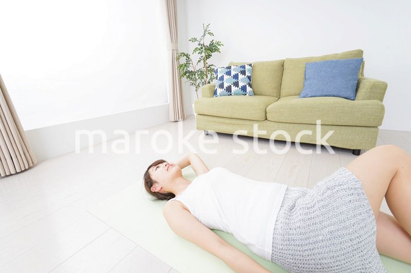 自宅でヨガをする女性