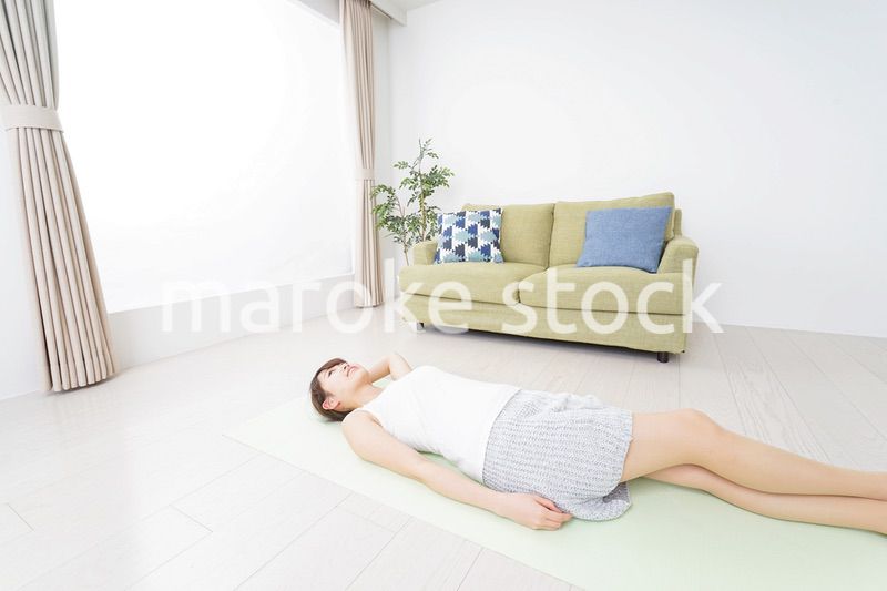 自宅でヨガをする女性