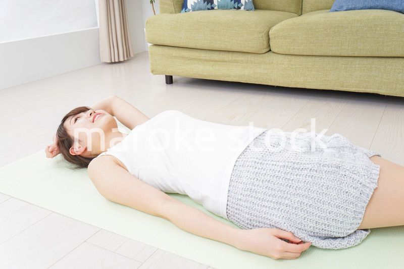 自宅でヨガをする女性