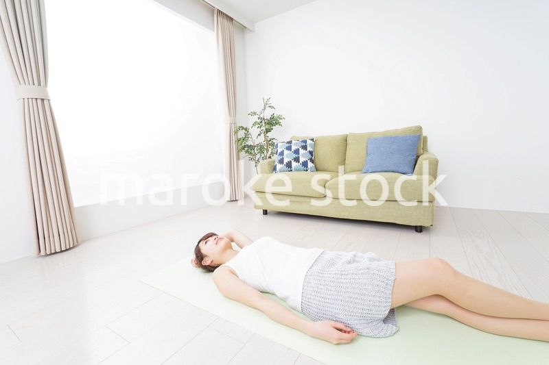 自宅でヨガをする女性