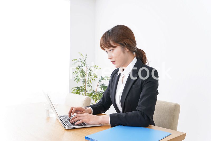 デスクワークをするビジネスウーマン