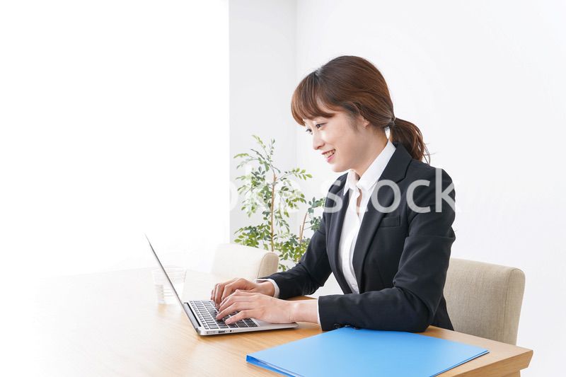 デスクワークをするビジネスウーマン
