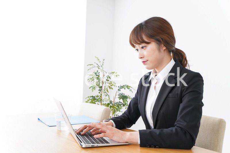 デスクワークをするビジネスウーマン