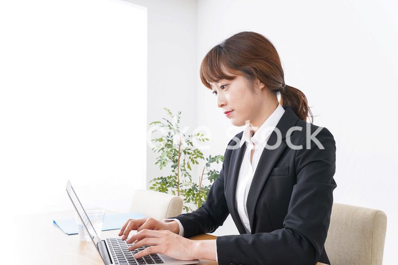 デスクワークをするビジネスウーマン