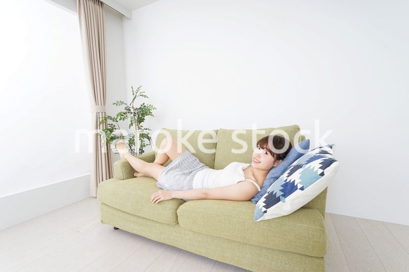 一人の時間を過ごす思春期の女性