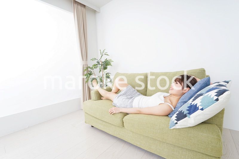 一人の時間を過ごす思春期の女性