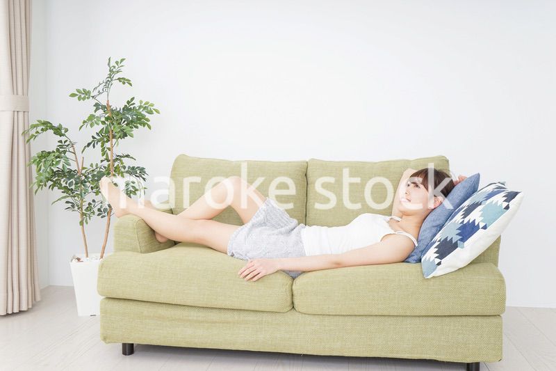 一人の時間を過ごす思春期の女性