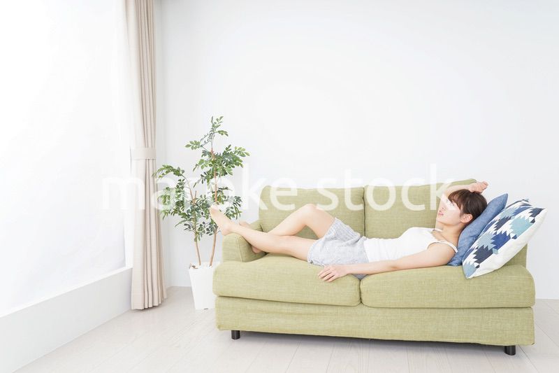 一人の時間を過ごす思春期の女性