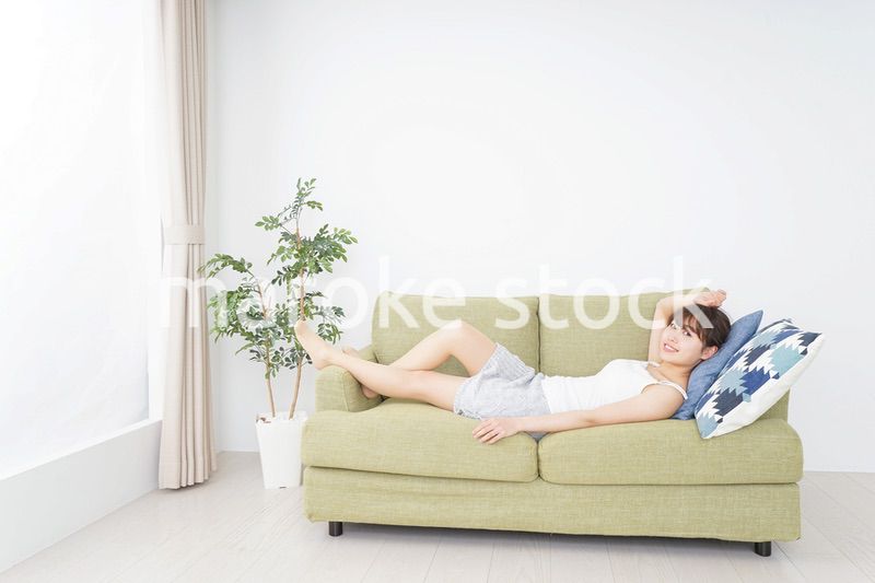 一人の時間を過ごす思春期の女性