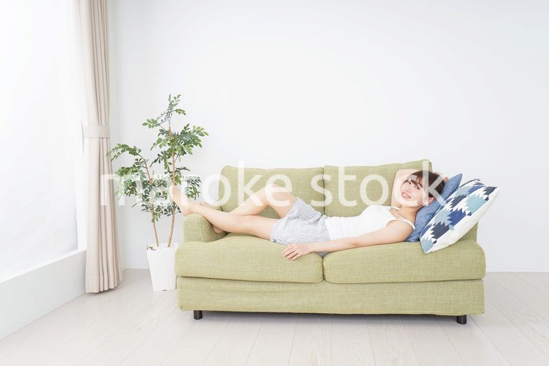 一人の時間を過ごす思春期の女性