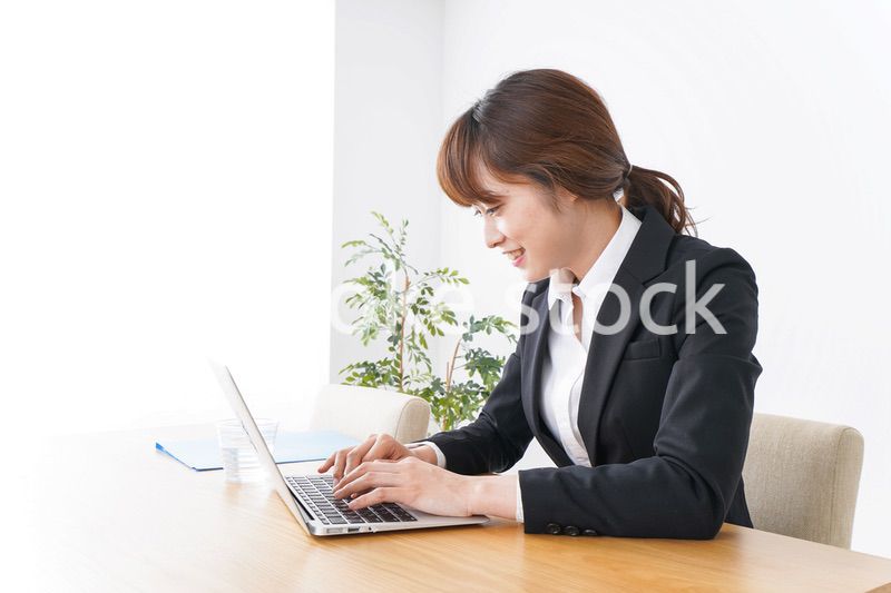 デスクワークをするビジネスウーマン