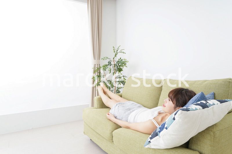 一人の時間を過ごす思春期の女性