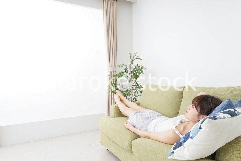 一人の時間を過ごす思春期の女性