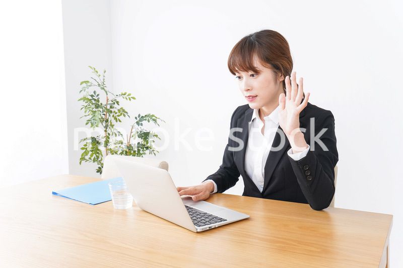 デスクワークをするビジネスウーマン