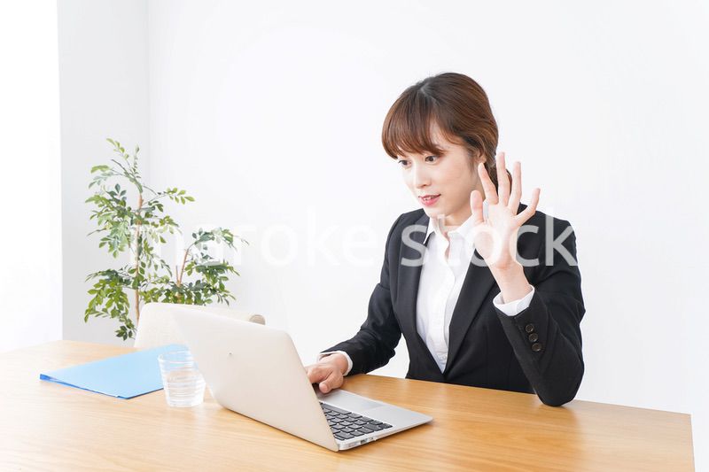 デスクワークをするビジネスウーマン