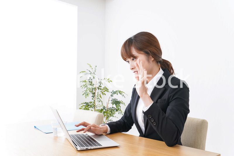 デスクワークをするビジネスウーマン