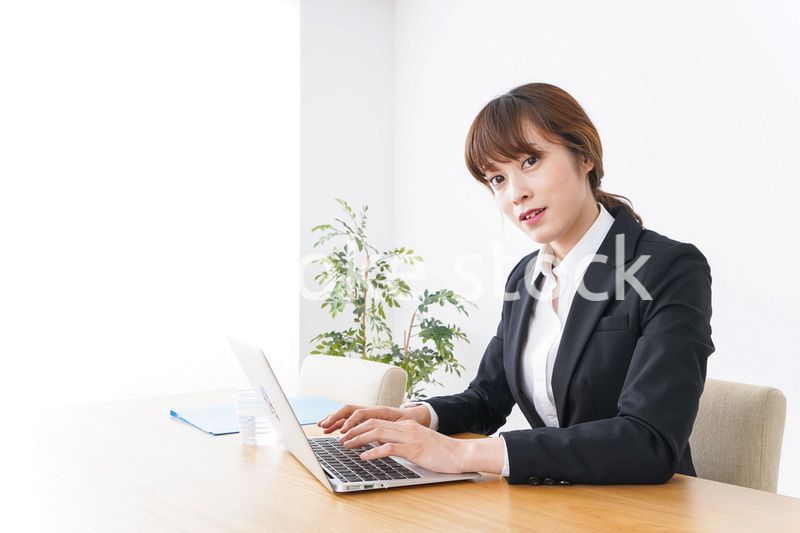 デスクワークをするビジネスウーマン