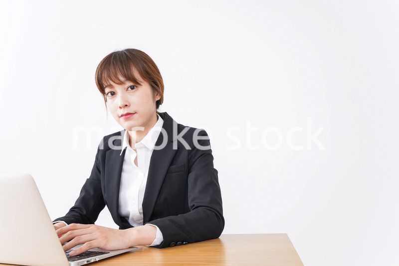 デスクワークをするビジネスウーマン
