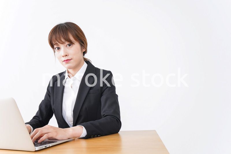 デスクワークをするビジネスウーマン