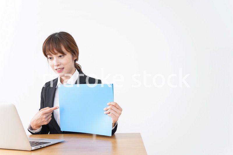 デスクワークをするビジネスウーマン