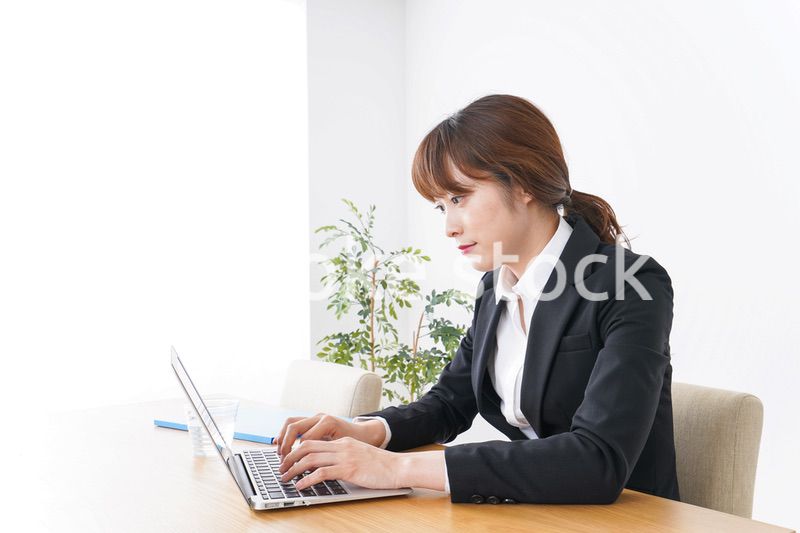 デスクワークをするビジネスウーマン