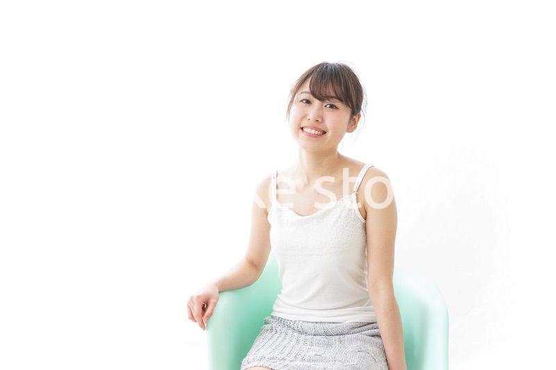 イスに座って喜ぶ女性