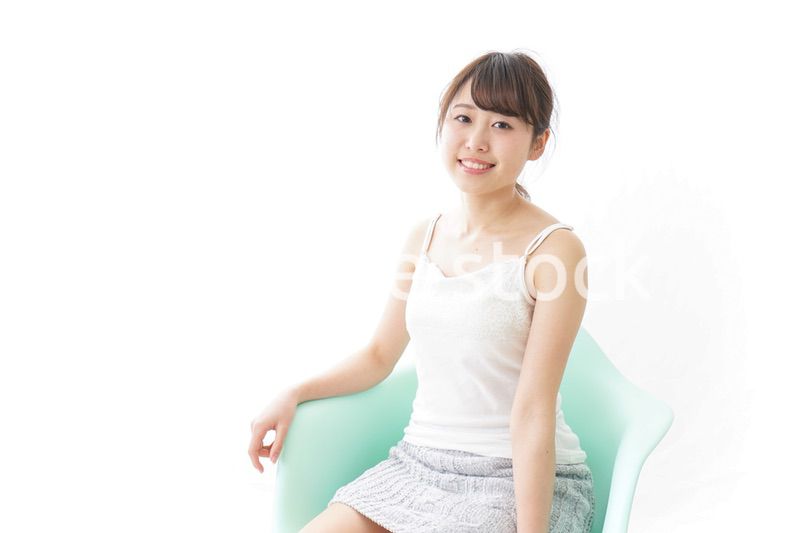 イスに座って喜ぶ女性