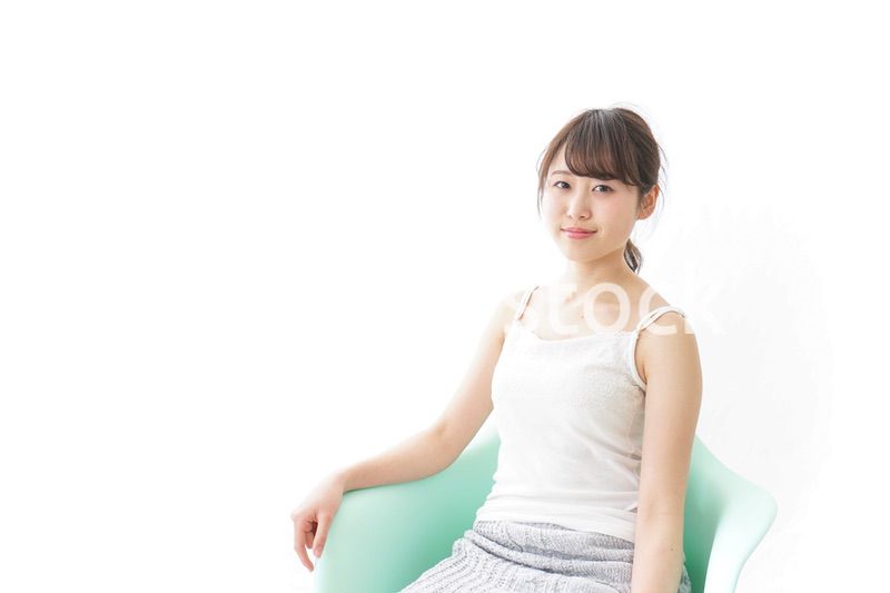 イスに座って喜ぶ女性