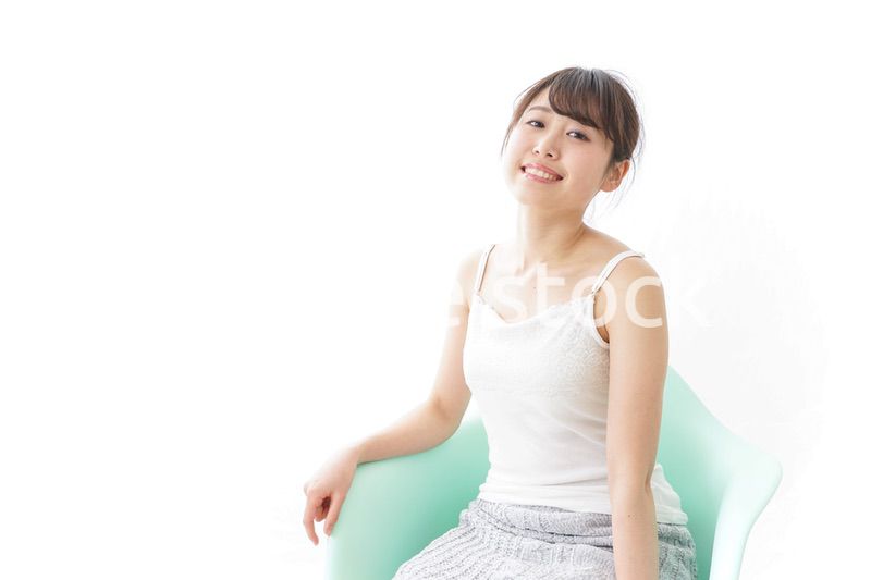 イスに座って喜ぶ女性