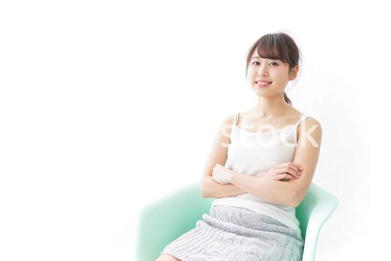 イスに座って喜ぶ女性