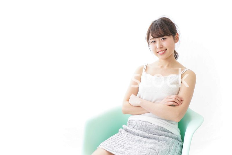 イスに座って喜ぶ女性