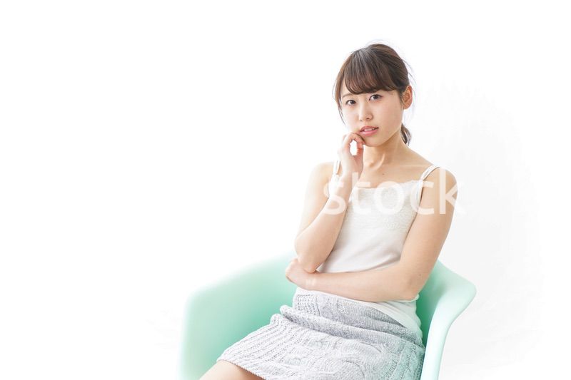 イスに座って喜ぶ女性