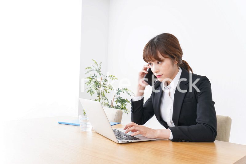 デスクワークをするビジネスウーマン