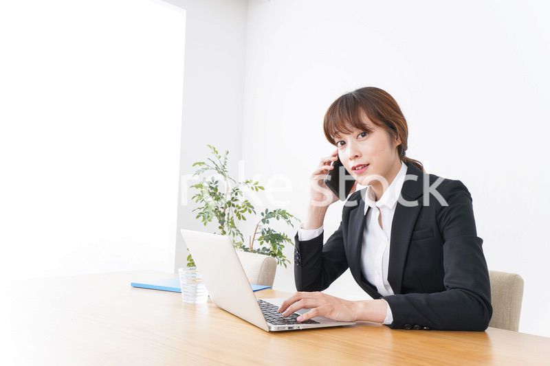 デスクワークをするビジネスウーマン