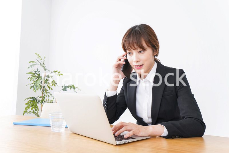 デスクワークをするビジネスウーマン