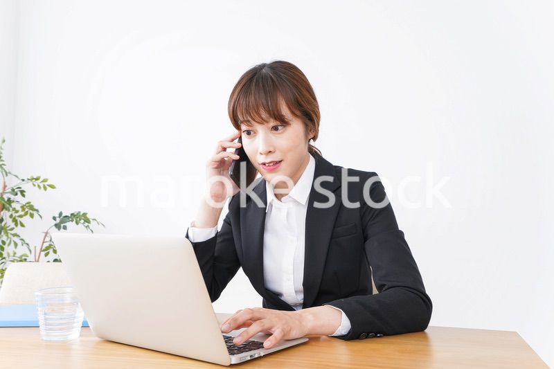 デスクワークをするビジネスウーマン