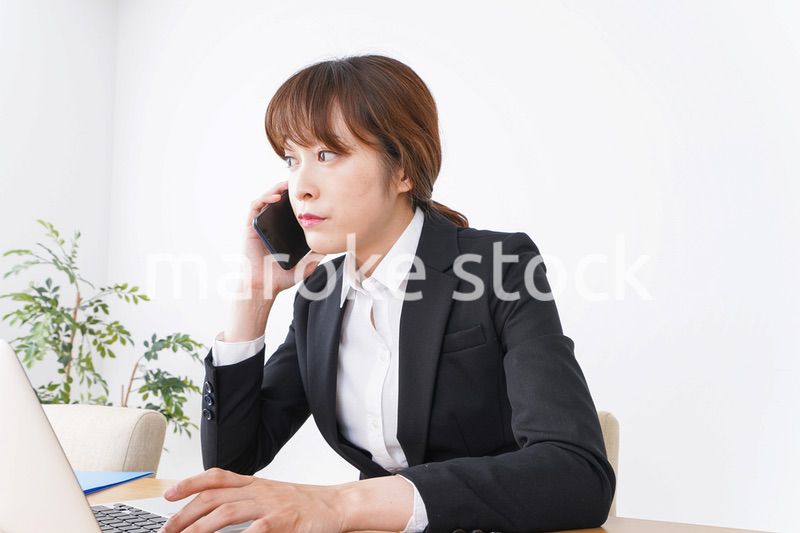 デスクワークをするビジネスウーマン