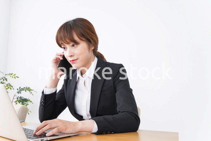 デスクワークをするビジネスウーマン